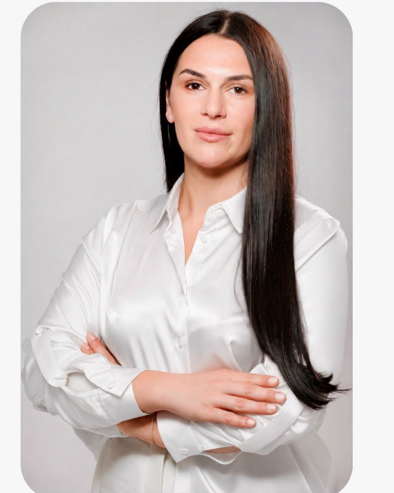 Daniela Madaran with brow tool